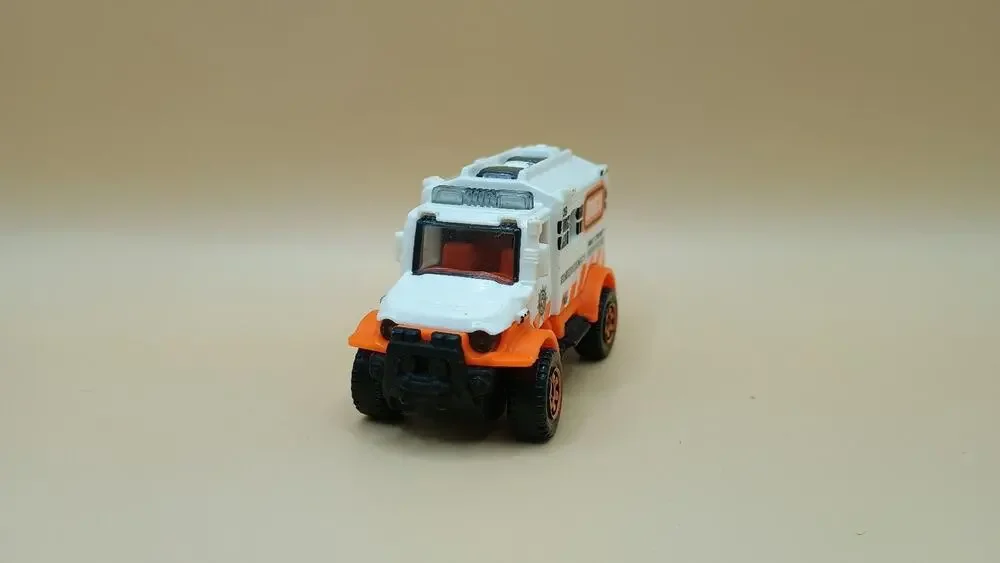 2018 Matchbox 4X4 SCRAMBULANCE #20 white/orange; EMERGENCY SERVICES RESCUE